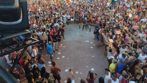 
				
					Márcio Victor agita Farol da Barra em ação do Festival de Verão
				
				