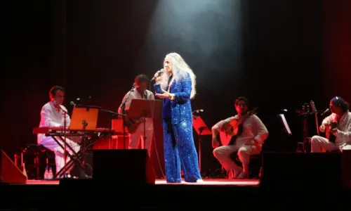 
				
					Maria Bethânia reúne fãs e famosos em show no Rio de Janeiro
				
				