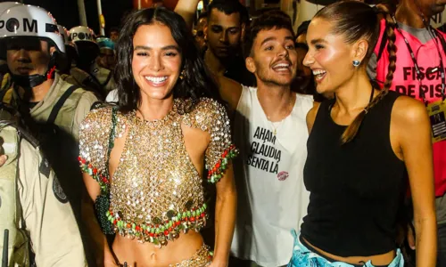 
				
					Marquezine, Sasha e outros famosos se divertem em trio de Anitta
				
				