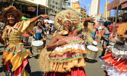 
				
					Milhares de foliões lotaram ruas de Salvador no Fuzuê
				
				