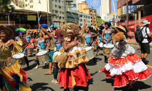 
				
					Milhares de foliões lotaram ruas de Salvador no Fuzuê
				
				