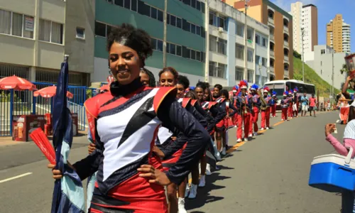 
				
					Milhares de foliões lotaram ruas de Salvador no Fuzuê
				
				