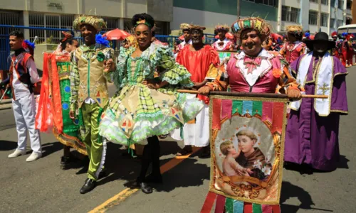 
				
					Milhares de foliões lotaram ruas de Salvador no Fuzuê
				
				