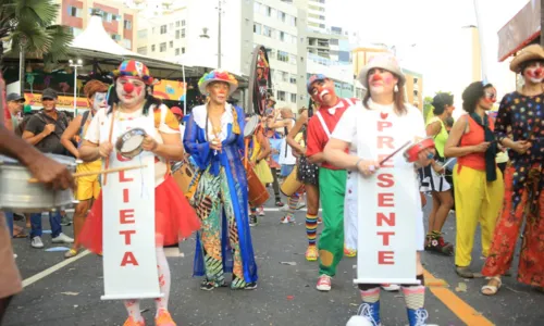 
				
					Milhares de foliões lotaram ruas de Salvador no Fuzuê
				
				