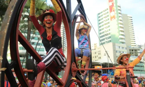 
				
					Milhares de foliões lotaram ruas de Salvador no Fuzuê
				
				