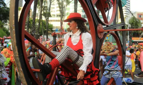 
				
					Milhares de foliões lotaram ruas de Salvador no Fuzuê
				
				