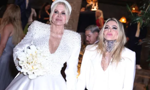 
				
					Esposa de Monique Evans impressiona com topless em lua de mel; veja
				
				