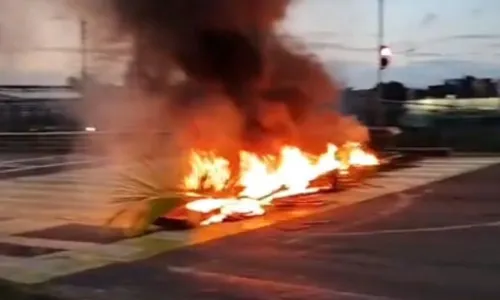 
				
					Moradores do Bairro da Paz fecham trecho da Avenida Paralela
				
				