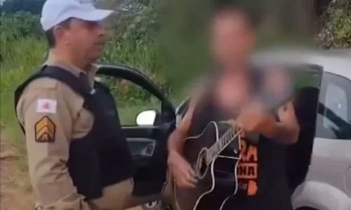 
				
					Motorista bêbado canta ‘Dormi na Praça’ para policial antes de prisão
				
				