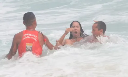 
				
					Mulher Melão se afoga em praia do Rio e é resgatada por salva-vidas
				
				