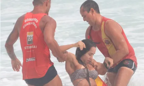 
				
					Mulher Melão se afoga em praia do Rio e é resgatada por salva-vidas
				
				