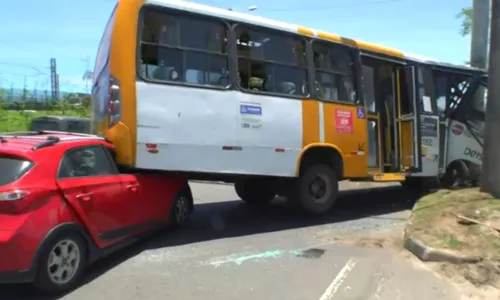 
				
					Mulher fica ferida em acidente envolvendo micro-ônibus em Salvador
				
				