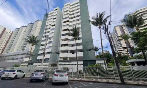 
				
					Mulher morre após cair do 4° andar de prédio em poço de elevador
				
				