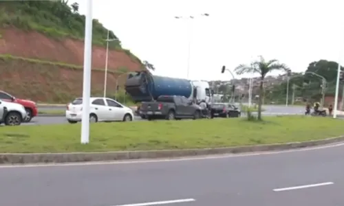 
				
					Mulher pula de carro em movimento, é perseguida e morta em Salvador
				
				