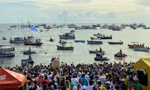 
				
					Multidão acompanha pescadores na entrega de presente à Rainha do Mar
				
				