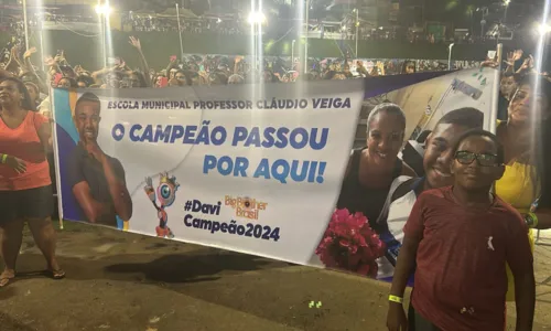 
				
					Nos braços do povo: Davi agita multidão durante festa em Cajazeiras
				
				