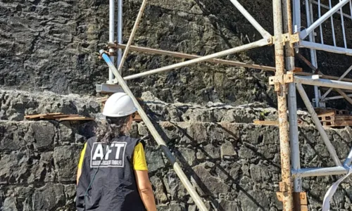 
				
					Obra de passarela para ambulantes é restringida por falta de segurança
				
				