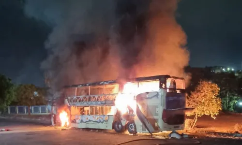 
				
					Ônibus fica destruído após pegar fogo dentro de garagem em Salvador
				
				