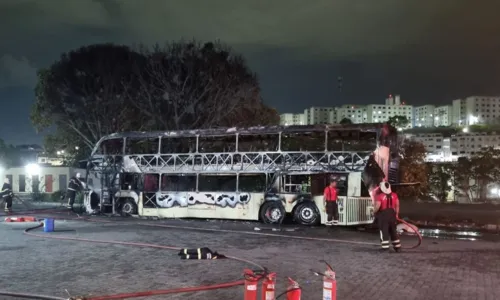 
				
					Ônibus fica destruído após pegar fogo dentro de garagem em Salvador
				
				