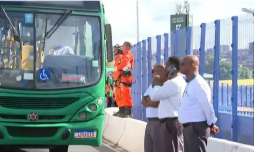 
				
					Ônibus são desviados após bloqueio do viaduto Raul Seixas
				
				