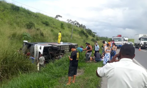 
				
					Ônibus tomba na BR-324 e deixa quatro pessoas feridas
				
				