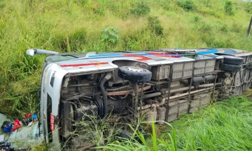 
				
					Ônibus tomba na BR-324 e deixa quatro pessoas feridas
				
				