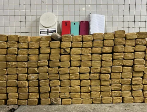 
				
					PM apreende mais de 160 kg de droga durante ronda
				
				