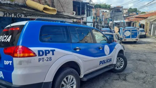 
				
					PM é morto após troca de tiros no bairro do IAPI, em Salvador
				
				