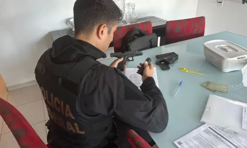 
				
					Ação investiga PMs da BA por venda ilegal de armas e prende 20 pessoas
				
				