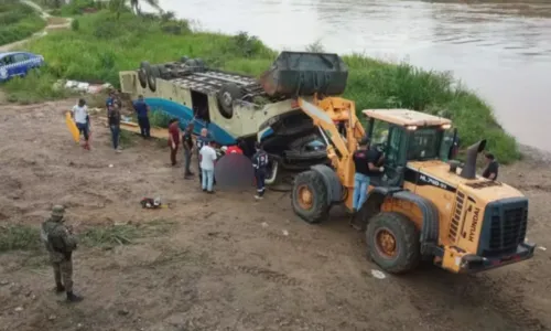 
				
					Passageiros morrem após ônibus tombar em rodovia no sudoeste da Bahia
				
				