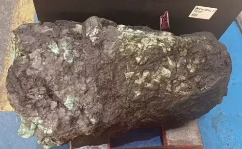 
				
					Pedra preciosa encontrada na Bahia é arrematada por R$ 175 milhões
				
				