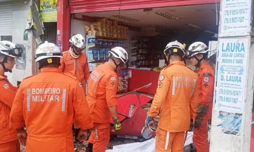 
				
					Pessoa morre e duas ficam feridas após marquise desabar em Alagoinhas
				
				