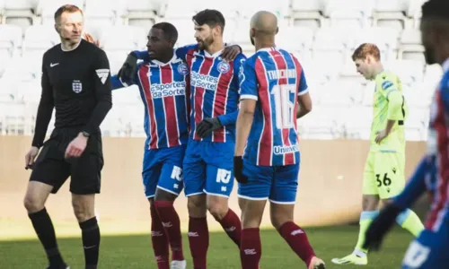 
				
					Pintura: Everaldo faz 'gol Puskás' em empate do Bahia na Inglaterra
				
				