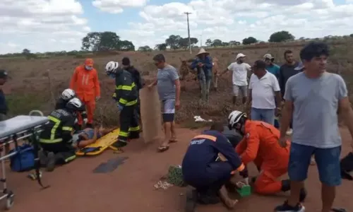 
				
					Pneu de van estoura e causa acidente na BA; duas pessoas morreram
				
				