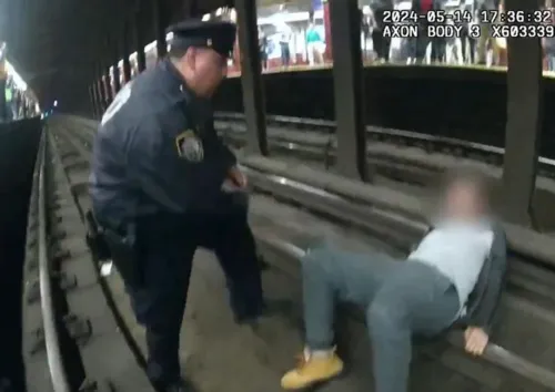 
				
					Policiais salvam homem que caiu em linha do metrô em Nova York; veja
				
				