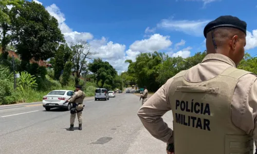 
				
					Policial militar é baleado e dois suspeitos são presos em Simões Filho
				
				