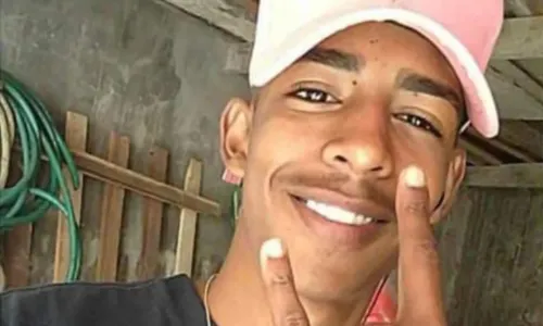 
				
					Presidiário, filho de pastor é assassinado na porta de igreja em Ipiaú
				
				