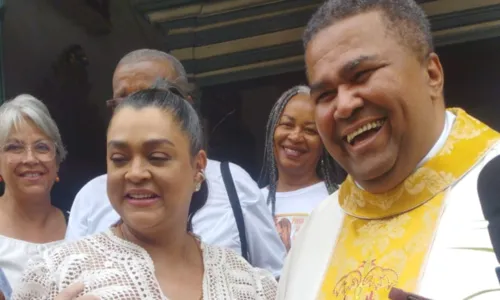 
				
					Preta Gil celebra missa com familiares e amigos em Salvador; FOTOS
				
				