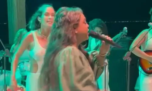 
				
					Preta Gil surpreende fãs durante show da Sambaiana em Salvador
				
				