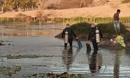 
				
					Primos morrem afogados em lagoa após ficarem presos em buraco
				
				