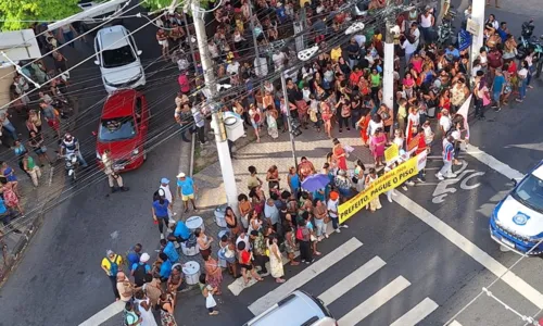 
				
					Professores municipais mantém paralisação de 72 horas em Salvador
				
				