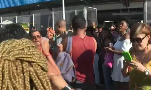 
				
					Protesto de trabalhadores causa fila de ônibus na estação Mussurunga
				
				