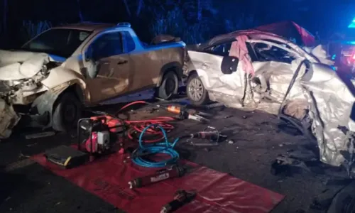 
				
					Quatro pessoas morrem após batida de carros e caminhão na Bahia
				
				