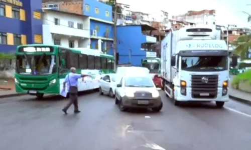 
				
					Queda de árvore bloqueia um dos acessos da Estação da Lapa
				
				