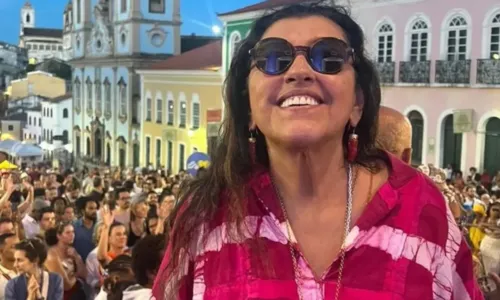 
				
					Regina Casé prestigia missa em igreja no Pelourinho: 'Elo mais forte'
				
				