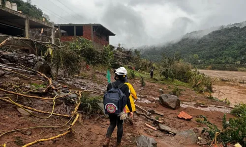 
				
					Repórter da TV Bahia se emociona ao encontrar tia em abrigo no RS
				
				