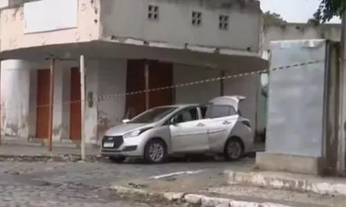 
				
					Rua é interditada após suspeita de bomba em carro na Bahia
				
				