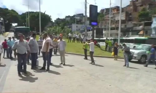 
				
					Saída dos ônibus de Salvador terá atraso na terça-feira (30); entenda
				
				