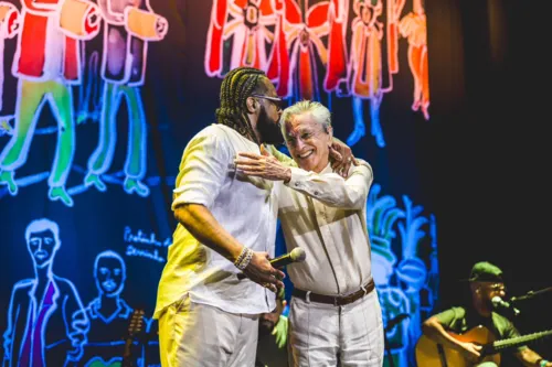 
				
					Sambando, Caetano Veloso faz dueto com Xande de Pilares; veja vídeo
				
				