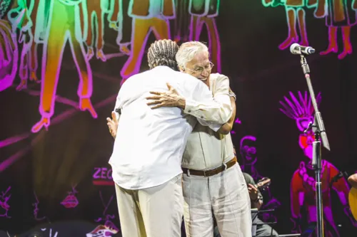 
				
					Sambando, Caetano Veloso faz dueto com Xande de Pilares; veja vídeo
				
				